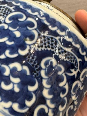 A Chinese polished purple Yixing stoneware covered teapot for the Thai market and a blue and white covered teapot, 19th C. — photo 17