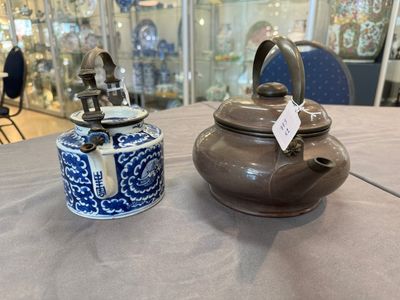 A Chinese polished purple Yixing stoneware covered teapot for the Thai market and a blue and white covered teapot, 19th C. — photo 2