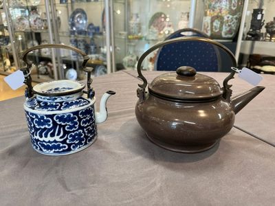 A Chinese polished purple Yixing stoneware covered teapot for the Thai market and a blue and white covered teapot, 19th C. — photo 3