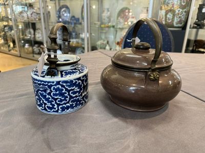 A Chinese polished purple Yixing stoneware covered teapot for the Thai market and a blue and white covered teapot, 19th C. — photo 4