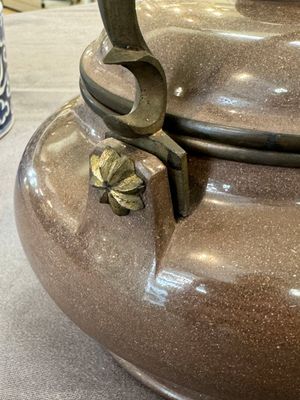 A Chinese polished purple Yixing stoneware covered teapot for the Thai market and a blue and white covered teapot, 19th C. — photo 5