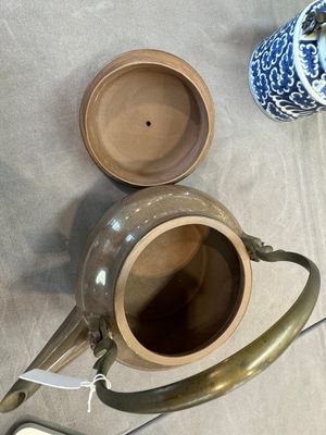 A Chinese polished purple Yixing stoneware covered teapot for the Thai market and a blue and white covered teapot, 19th C. — photo 7