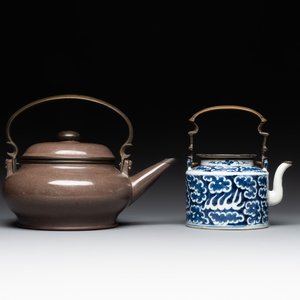 A Chinese polished purple Yixing stoneware covered teapot for the Thai market and a blue and white covered teapot, 19th C. — photo 1