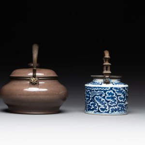 A Chinese polished purple Yixing stoneware covered teapot for the Thai market and a blue and white covered teapot, 19th C. — photo 4