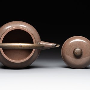 A Chinese polished purple Yixing stoneware covered teapot for the Thai market and a blue and white covered teapot, 19th C. — photo 5