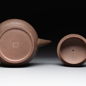 A Chinese polished purple Yixing stoneware covered teapot for the Thai market and a blue and white covered teapot, 19th C. — photo 6