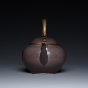 A Chinese polished purple Yixing stoneware teapot and cover for the Thai market, 19th C. — 照片 5