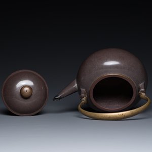 A Chinese polished purple Yixing stoneware teapot and cover for the Thai market, 19th C. — 照片 6