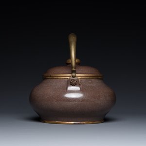 A Chinese polished Yixing stoneware teapot and cover for the Thai market, 19th C. — photo 3