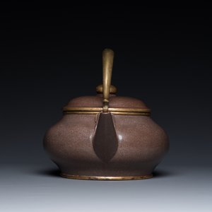 A Chinese polished Yixing stoneware teapot and cover for the Thai market, 19th C. — photo 5