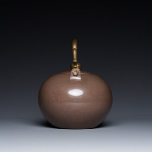 A Chinese polished Yixing stoneware teapot and cover for the Thai market, 19th C. — photo 3