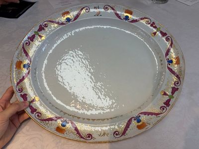A Chinese polychrome and gilt-decorated armorial dish with the arms of McMahon, Jiaqing, ca. 1810 — photo 1