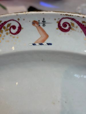 A Chinese polychrome and gilt-decorated armorial dish with the arms of McMahon, Jiaqing, ca. 1810 — photo 2
