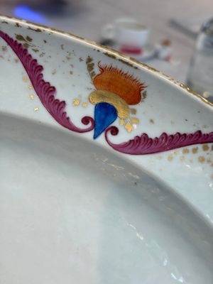 A Chinese polychrome and gilt-decorated armorial dish with the arms of McMahon, Jiaqing, ca. 1810 — photo 3