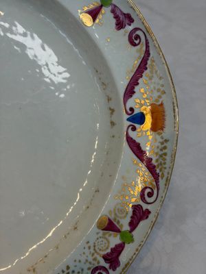 A Chinese polychrome and gilt-decorated armorial dish with the arms of McMahon, Jiaqing, ca. 1810 — photo 4