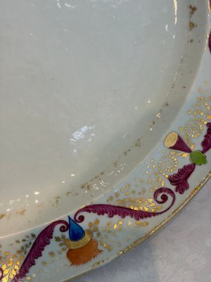 A Chinese polychrome and gilt-decorated armorial dish with the arms of McMahon, Jiaqing, ca. 1810 — photo 5