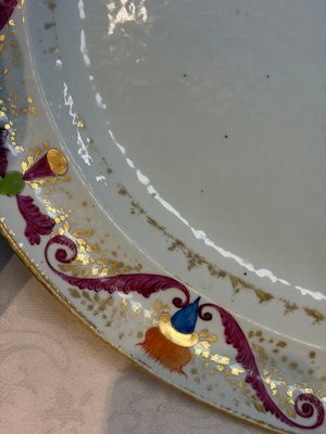 A Chinese polychrome and gilt-decorated armorial dish with the arms of McMahon, Jiaqing, ca. 1810 — photo 7