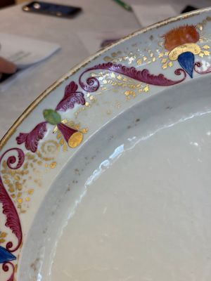 A Chinese polychrome and gilt-decorated armorial dish with the arms of McMahon, Jiaqing, ca. 1810 — photo 8