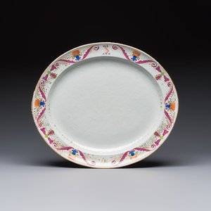 A Chinese polychrome and gilt-decorated armorial dish with the arms of McMahon, Jiaqing, ca. 1810 — photo 1