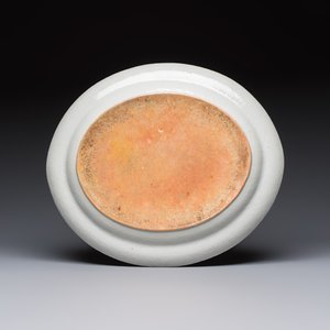A Chinese polychrome and gilt-decorated armorial dish with the arms of McMahon, Jiaqing, ca. 1810 — photo 2