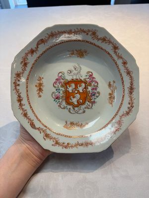 A Chinese polychrome armorial soup plate with the arms of Bennet for the English market, Qianlong, ca. 1765 — 照片 1