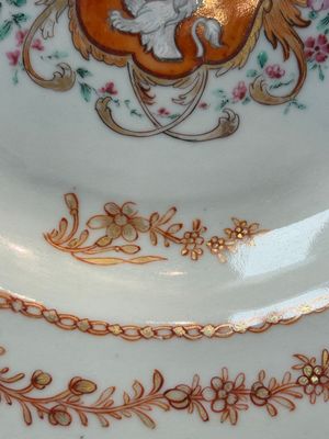 A Chinese polychrome armorial soup plate with the arms of Bennet for the English market, Qianlong, ca. 1765 — 照片 3