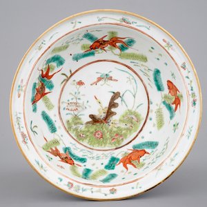 Un bol en porcelaine de Chine polychrome aux papillons et poissons, 19ème — photo 1