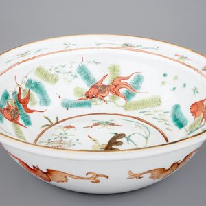 Un bol en porcelaine de Chine polychrome aux papillons et poissons, 19ème — photo 2
