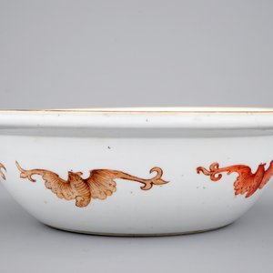 Un bol en porcelaine de Chine polychrome aux papillons et poissons, 19ème — photo 4
