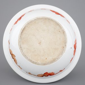 Un bol en porcelaine de Chine polychrome aux papillons et poissons, 19ème — photo 7