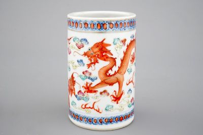 Een Chinees porseleinen penselenpot met een draak, 19/20e eeuw