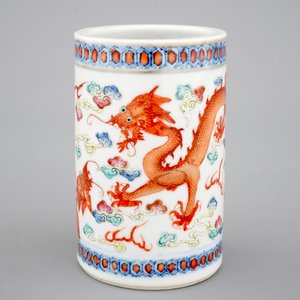Een Chinees porseleinen penselenpot met een draak, 19/20e eeuw — foto 1