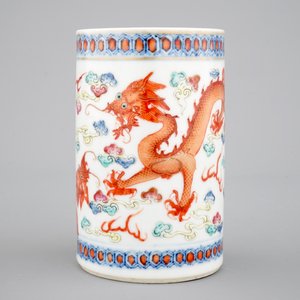 Een Chinees porseleinen penselenpot met een draak, 19/20e eeuw — foto 2