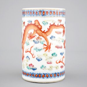 Een Chinees porseleinen penselenpot met een draak, 19/20e eeuw — foto 3