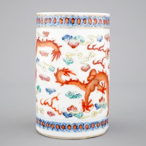 Een Chinees porseleinen penselenpot met een draak, 19/20e eeuw — foto 4