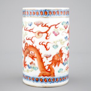 Een Chinees porseleinen penselenpot met een draak, 19/20e eeuw — foto 5