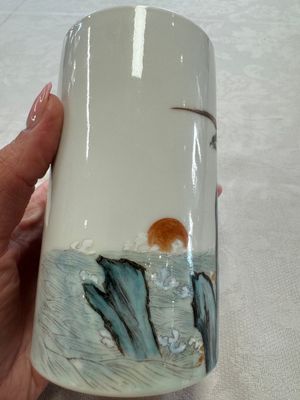 A Chinese polychrome brush pot with a bird standing on rockwork amid waves, Qianlong mark, 20th C. — photo 2