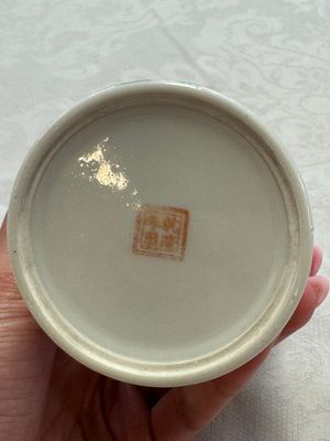 A Chinese polychrome brush pot with a bird standing on rockwork amid waves, Qianlong mark, 20th C. — photo 8