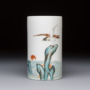 A Chinese polychrome brush pot with a bird standing on rockwork amid waves, Qianlong mark, 20th C. — photo 1