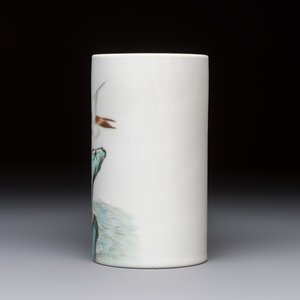A Chinese polychrome brush pot with a bird standing on rockwork amid waves, Qianlong mark, 20th C. — photo 2