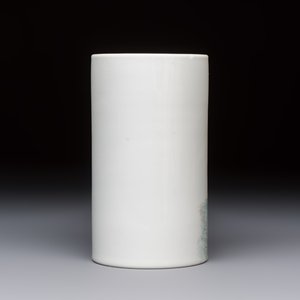 A Chinese polychrome brush pot with a bird standing on rockwork amid waves, Qianlong mark, 20th C. — photo 3