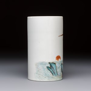 A Chinese polychrome brush pot with a bird standing on rockwork amid waves, Qianlong mark, 20th C. — photo 4