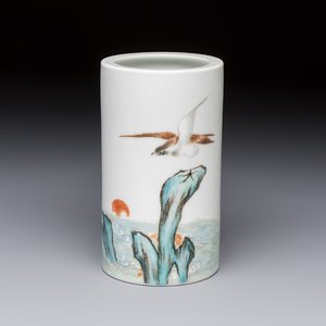 A Chinese polychrome brush pot with a bird standing on rockwork amid waves, Qianlong mark, 20th C. — photo 5
