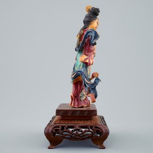 A Chinese polychrome carved ivory figure of a lady with flowers on wooden base, early 20th C. — 照片 5