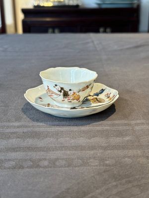 A Chinese polychrome cup and saucer with figures and a dog, Yongzheng — foto 1