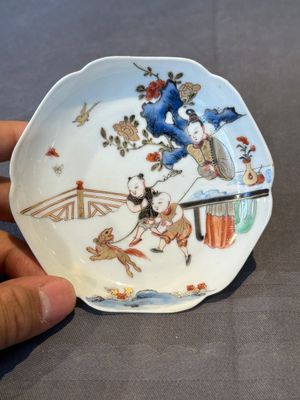 A Chinese polychrome cup and saucer with figures and a dog, Yongzheng — foto 11