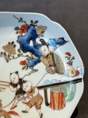 A Chinese polychrome cup and saucer with figures and a dog, Yongzheng — foto 12