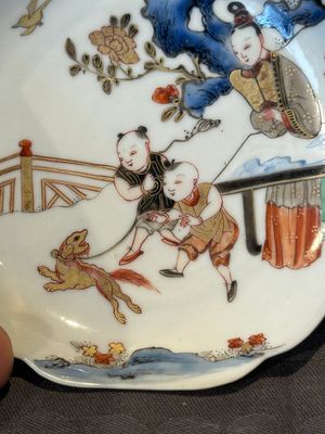 A Chinese polychrome cup and saucer with figures and a dog, Yongzheng — foto 13