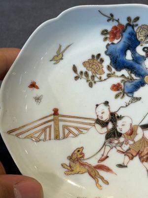 A Chinese polychrome cup and saucer with figures and a dog, Yongzheng — foto 14