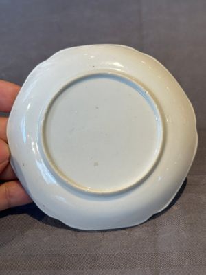 A Chinese polychrome cup and saucer with figures and a dog, Yongzheng — foto 15